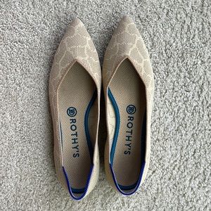 Almost new giraffe print Rothy’s The Pointe size 8.5